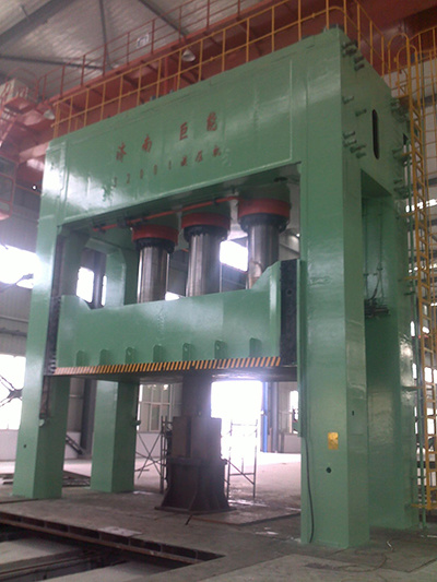 河南神州重型(xing)封頭3200T球罐片液(ye)壓機