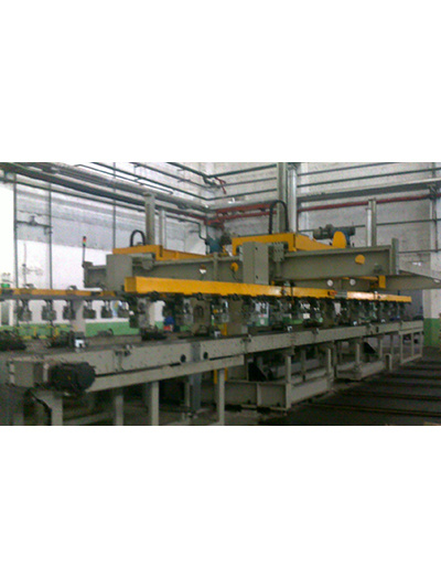 山東(dong)時風汽車縱梁(liáng)液壓機上下料(liao)