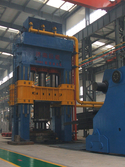 山(shan)東伊萊特8000T、100T操作(zuò)機